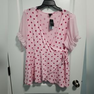 Torrid lip print pink wrap top sz 2